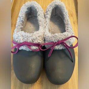 Crocs Gretel Espresso/Mushroom Clogs with Purple Laces Women’s 9 winter cozy